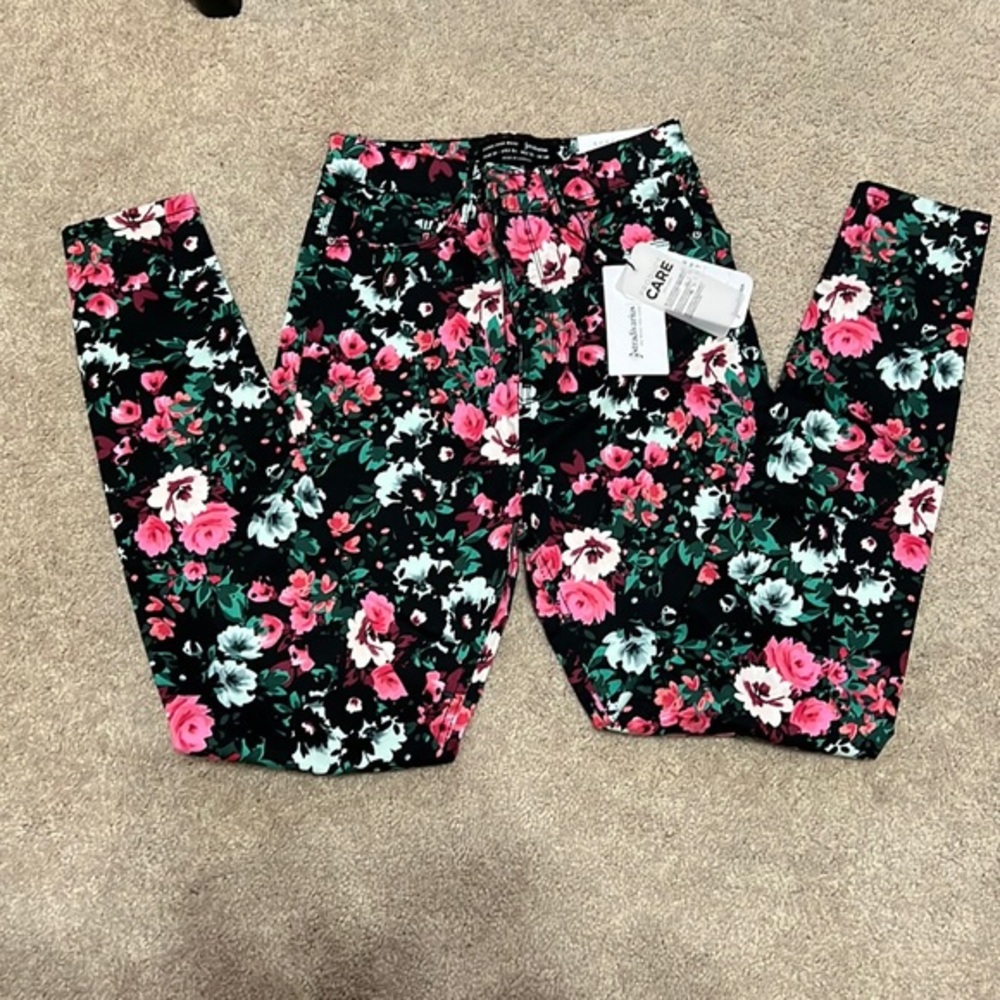 NWT STRADIVARIUS ( sister company to Zara )Super high waist floral jeans